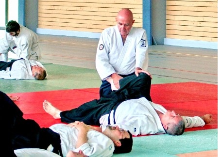 T-aïkido art martial qui étudie le ki tchi dans un dojo avec un sensei